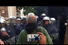 Τα ΜΑΤ τραυμάτισαν δημοσιογράφο του ΣΚΑΪ που κάλυπτε τους πλειστηριασμούς (ΒΙΝΤΕΟ)