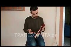 Αυτή είναι η μικρότερη ποντιακή λύρα «μπρελόκ» στον κόσμο και… παίζει! [photos+video]