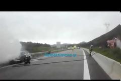 Γαβρολίμνη Ναυπακτίας: Κάηκε αυτοκίνητο στην Ιόνια Oδό (ΔΕΙΤΕ ΒΙΝΤΕΟ)