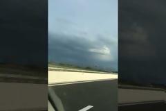 Καρδίτσα: Αυτοκίνητο «συναντήθηκε» στον ίδιο δρόμο με αεροπλάνο που προσγειωνόταν [video]