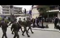 Οι γυναίκες καταδρομείς της Ε'ΜΚ δίπλα στην Ελληνική Σημαία