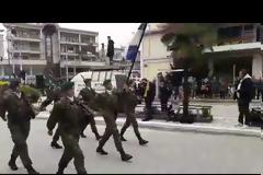 Οι γυναίκες καταδρομείς της Ε'ΜΚ δίπλα στην Ελληνική Σημαία