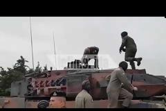 Ο Νίκος Τόσκας στα... άρματα - Ξανά-ντύθηκε στρατιωτικός και μπήκε σε τανκ Leopard [βίντεο]