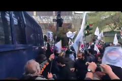 Θεσσαλονίκη: Ενταση έξω από το ξενοδοχείο που θα μιλήσει ο Τσίπρας (βίντεο)