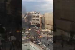 Βίντεο- Ένταση, δακρυγόνα και πετροπόλεμος στον Πειραιά μεταξύ οπαδών του Ολυμπιακού και ΜΑΤ πριν από την ομιλία του Τσακλώτου.