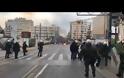 Βίντεο- Ένταση, δακρυγόνα και πετροπόλεμος στον Πειραιά μεταξύ οπαδών του Ολυμπιακού και ΜΑΤ πριν από την ομιλία του Τσακλώτου.