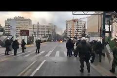 Βίντεο- Ένταση, δακρυγόνα και πετροπόλεμος στον Πειραιά μεταξύ οπαδών του Ολυμπιακού και ΜΑΤ πριν από την ομιλία του Τσακλώτου.