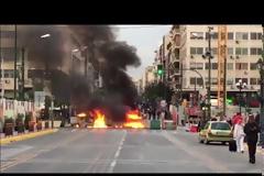 Βίντεο- Ένταση, δακρυγόνα και πετροπόλεμος στον Πειραιά μεταξύ οπαδών του Ολυμπιακού και ΜΑΤ πριν από την ομιλία του Τσακλώτου.