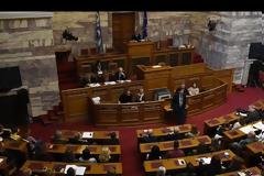 Γεράσιμος Σκιαδαρέσης: Ανέβασε θεατρική παράσταση μέσα στη Βουλή