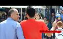 Κούρδοι και Σύροι πρόσφυγες χορεύουν με ελληνικές σημαίες στα Τρίκαλα (βίντεο)