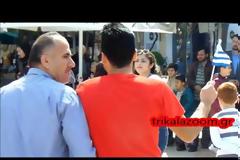 Κούρδοι και Σύροι πρόσφυγες χορεύουν με ελληνικές σημαίες στα Τρίκαλα (βίντεο)