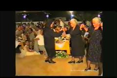 Είμαστε τόσο περήφανοι για εσάς: Γιαγιάδες-μερακλίνες της Κρήτης μας διδάσκουν χορό, παράδοση και ήθος