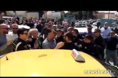 Άγριος προπηλακισμός ταξιτζή από οδηγούς της Uber [video]