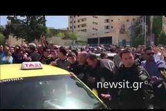 Άγριος προπηλακισμός ταξιτζή από οδηγούς της Uber [video]