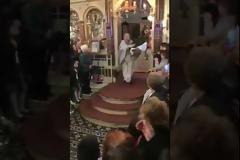 Ο «ιπτάμενος» παπάς της Χίου έκλεψε πάλι την παράσταση με την έξοδο του