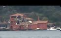 Βίντεο: Φορτηγό πλοίο επεσε πάνω σε κτίριο στο Βόσπορο!
