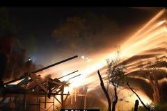 Εγινε η νύχτα μέρα στη Χίο -Εντυπωσιακός ο ρουκετοπόλεμος [εικόνες & βίντεο]