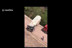 Κίνα: Οδηγός βυτιοφόρου κάνει αναστροφή στο χείλος του γκρεμού [video]