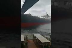 Η σοκαριστική στιγμή που το τάνκερ προσκρούσει πάνω στο οίκημα στον Βόσπορο [video - photos]