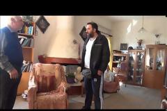 Αυτός είναι ο ιερέας που θεραπεύει με το… γουδοχέρι!