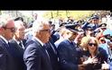 Συγκλονιστικό! Η χήρα του Ήρωα Σμηναγού Γ. Μπαλταδώρου ψάλει πάνω από το φέρετρο τον Εθνικό Ύμνο