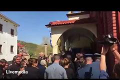 Η Ελλάδα αποχαιρέτησε τον 34χρονο πιλότο που σκοτώθηκε στη Σκύρο - Σπαραγμός και λιποθυμίες στη κηδεία του! (ΦΩΤΟ & ΒΙΝΤΕΟ)