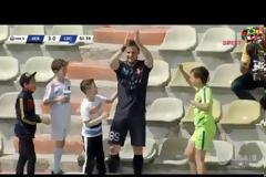 Σκόραρε και ανέβηκε στην εξέδρα για να χειροκροτήσει τον...εαυτό του!