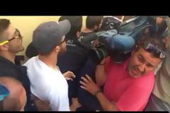 Οργή λαού στα Δικαστήρια Ευελπίδων: Πέταξαν καφέδες και γιαούρτια στους αστυνομικούς για τους συλληφθέντες στο άγαλμα του Τρούμαν! (ΦΩΤΟ & ΒΙΝΤΕΟ)