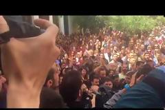 Οργή λαού στα Δικαστήρια Ευελπίδων: Πέταξαν καφέδες και γιαούρτια στους αστυνομικούς για τους συλληφθέντες στο άγαλμα του Τρούμαν! (ΦΩΤΟ & ΒΙΝΤΕΟ)