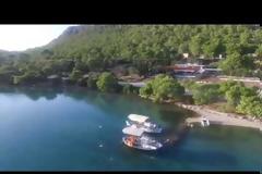Θα τα...χάσετε! H μαγευτική λίμνη δίπλα στη θάλασσα που απέχει μόλις μία ώρα από την Αθήνα