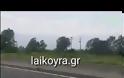 Ξεριζώθηκε δέντρο και καταπλάκωσε αυτοκίνητο στην Εγνατία Οδό