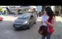 Αστυνομικός της Τροχαίας σε οδηγό: «Θα σου πω εγώ τώρα! 1.000 ευρώ πρόστιμο και αφαίρεση πινακίδων, να πρόσεχες...» (ΒΙΝΤΕΟ)