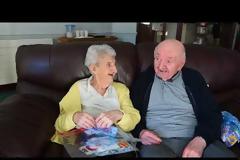 Συγκινητικό: Μητέρα 98 ετών μπαίνει σε γηροκομείο για να φροντίσει τον 80χρονο γιο της