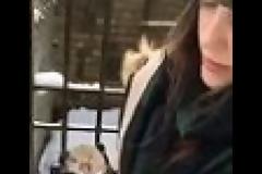 Προσπαθεί να βγάλει πιγκουίνο από το σπίτι του όχι επιτυχημένα