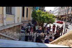 Λαμία: Χαμός στα Δικαστήρια μετά την προφυλάκιση [video]