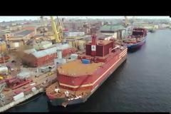 Το πλοίο «Akademik Lomonosov» ρυμουλκήθηκε σήμερα σε ναυπηγείο στην Αγία Πετρούπολη