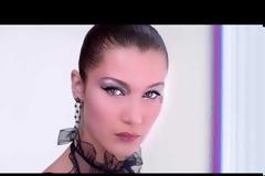 Η Bella Hadid εντυπωσιάζει στην νέα καμπάνια της Dior