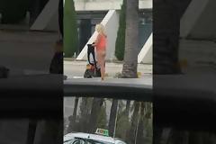 Τουρίστρια τα... πέταξε όλα στο αεροδρόμιο! Αυτό που έκανε μετά ίσως σας σοκάρει περισσότερο [video]
