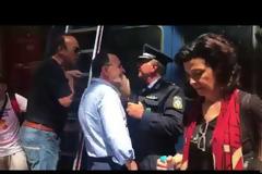 Μετά την επίθεση στον Ακριώτη: Ανέβηκε και σε κλούβα των ΜΑΤ ο Ευβοιώτης γιατρός Αλέξανδρος Δάβρης (ΦΩΤΟ & ΒΙΝΤΕΟ)