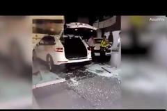 Εξοργισμένος επιχειρηματίας διέλυσε αντιπροσωπεία επειδή η Porsche που του έδωσαν δεν είχε ό,τι ζήτησε