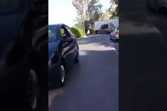Απίστευτο τροχαίο - Αυτοκίνητο σφηνώθηκε σε νταλίκα στα Χανιά [photos+video]