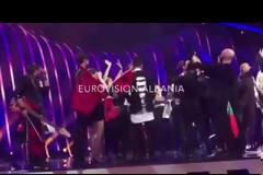 ΦΟΥΡΕΙΡΑ:Οι πανηγυρισμοί με την χώρα της την Αλβανία την στιγμή της πρόκρισης στην EUROVISION.
