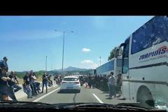 Προκλητικά βίντεο - Οπαδοί του ΠΑΟΚ με συνθήματα κατά της Αθήνας με το που πάτησαν το πόδι τους στις Αφίδνες [video]