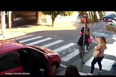 Κακοποιός βγάζει όπλο σε παιδάκια και πέφτει νεκρός από τα πυρά μαμάς (Σκληρό βίντεο)