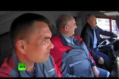 Ο Πούτιν εγκαινίασε τη γέφυρα της Κριμαίας οδηγώντας φορτηγό video