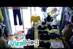 Τι μπορεί να συμβεί από το πουθενά σε ένα μαγαζί με γυναικεία ρούχα [video]