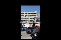 Λαμία: Δείτε συγκλονιστικό βίντεο τη στιγμή που ο αστυνομικός αποτρέπει την αυτοκτονία πολύτεκνου πατέρα